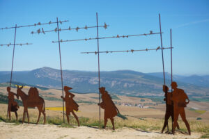 Monumento ai pellegrini del cammino di Santiago sull'Veduta nella zona di Alto del perdon, cammino francese navarra