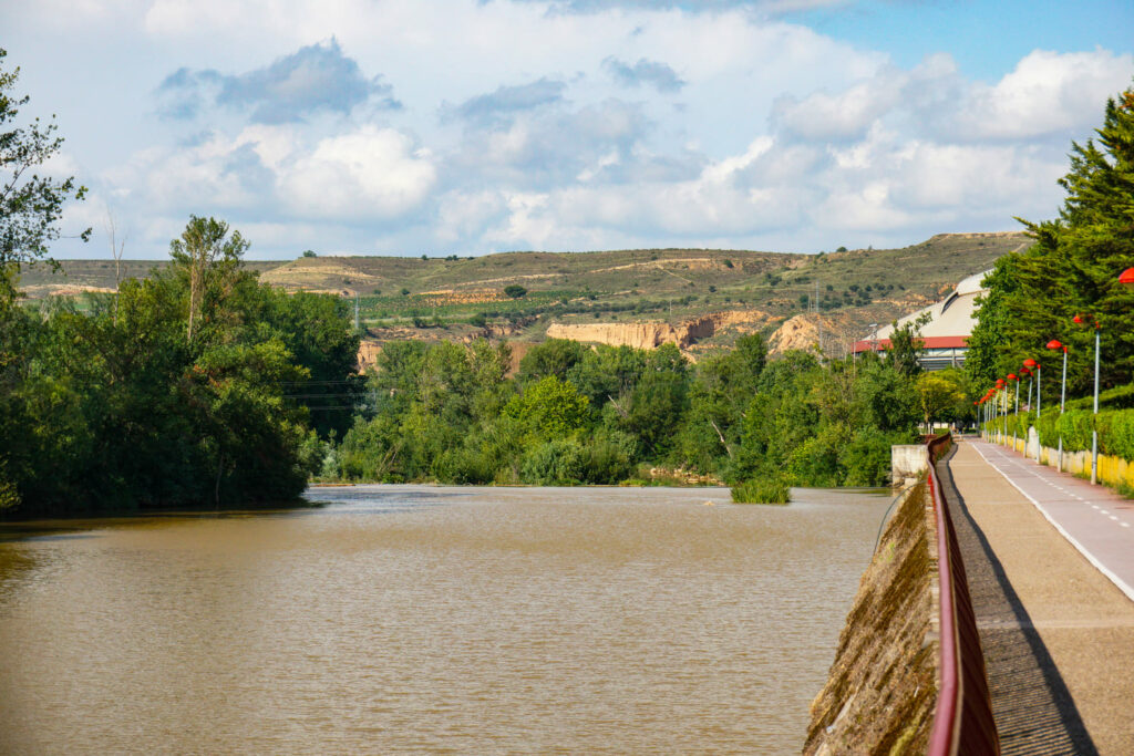 Vita-in-cammino-di-santiago-de-compostela-camminare-trekking-sentieri-italia-europa-spagna-Navarra-fiume-ebro